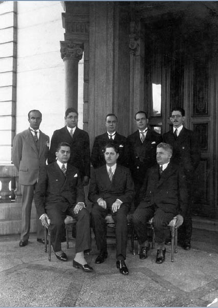 Carlos Luz (1° da esq.) sentado ao lado de Benedito Valadares, interventor no estado de Minas Gerais, na sacada do Palácio da Liberdade. Belo Horizonte, dezembro de 1933. FGV/CPDOC, Arq. Benedito Valadares.