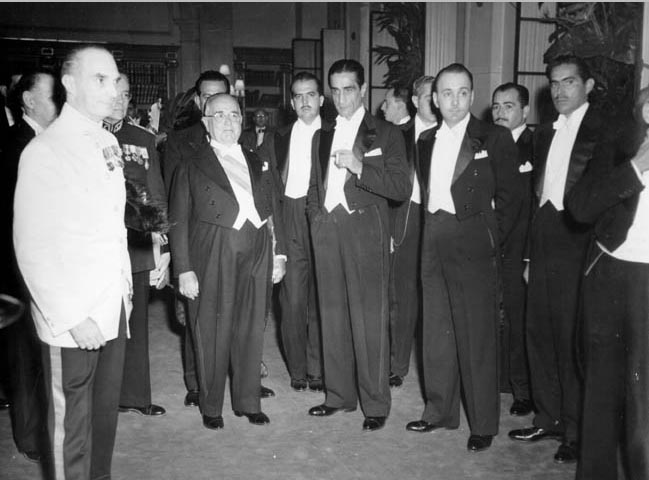 Danton Coelho (com cigarro) entre outros por ocasião do banquete de psse do presidente Getúlio Vargas no Itamarati. Rio de Janeiro, 2 de fevereiro de 1951; FGV/CPDOC, Arq. Nero Moura.