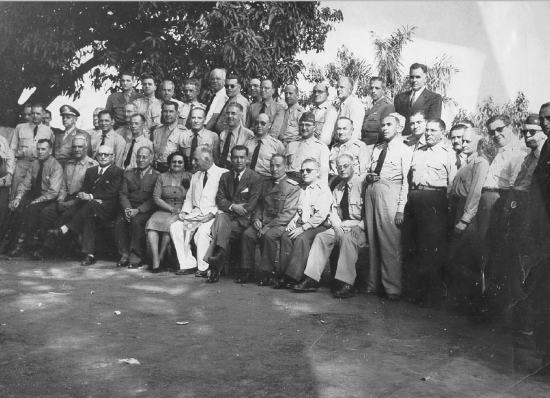 Eduardo Gomes (10° da esq., sentado) e Juscelino Kubitsheck (7°) entre outros. S.I., dezembro de 1951. FGV/CPDOC, Arq. Cordeiro de Farias.