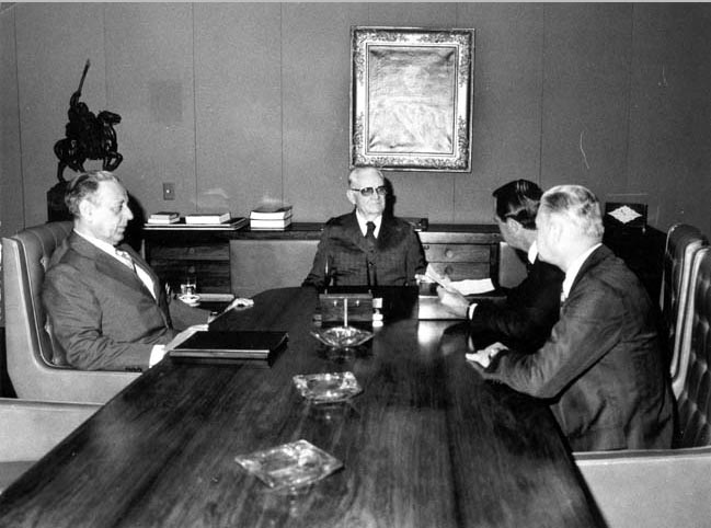 Ernesto Geisel (ao centro) e Antônio Carlos Murici (à esq.) recebem Francisco Bocaiúva Catão em Brasília. 6 de fevereiro de 1979. FGV/CPDOC, Arq. Antônio Carlos Murici.
