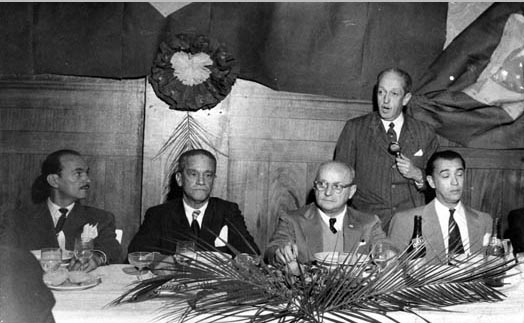 Fernando de Melo Viana (2° da esq.), Cristiano Machado (3°) e Juscelino Kubitsheck (4°) acompanham o discurso de Israel Pinheiro durante campanha presidencial. S.I., entre junho e outubro de 1950. FGV/CPDOC, Arq. Cristiano Machado.