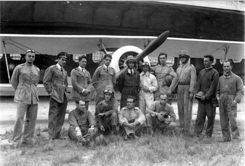 Francisco de Assis Correia de Melo (7°, em pé) e turma de aviadores do Exército. S.I., 1927. FGV/CPDOC, Arq. Antônio Carlos Murici.