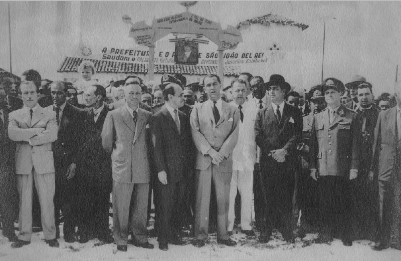 Francisco Negrão de Lima (1° fila, de chapéu), Tancredo Neve e Juscelino Kubitsheck em cerimônia pública em São João Del Rei (MG), 1952. FGV/CPDOC, Arq. Tancredo Neves.