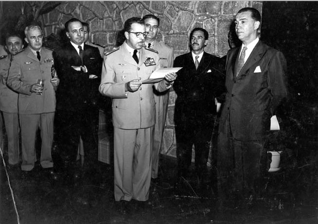 Henrique Fleiuss discursa na presença de Juscelino Kubitsheck, Nero Moura (3° da esq.) e outros. Rio de Janeiro, entre fevereiro de 1951 e agosto de 1954. FGV/CPDOC, Arq. Nero Moura.