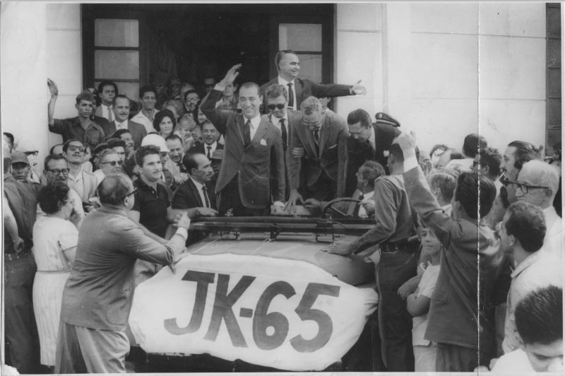 Juscelino Kubitsheck em campanha para a presidência da República na eleição prevista para 1965. Rio de Janeiro, 27 de agosto de 1963. Arquivo Público do Estado de São Paulo/Última Hora.