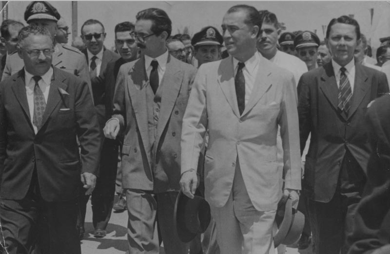 Jânio Quadros (2° da esq.) e Juscelino Kubitsheck entre outros em visita a Taubaté. São Paulo, 8 de outubro de 1956. Arquivo Público do Estado de São Paulo/Última Hora.