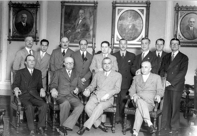 José Maria Whitaker (sentado, de óculos) e outros por ocasião da comemoração dos 25 anos do Banco Comercial do Estado de São Paulo. São Paulo, 1937. FGV/CPDOC, Arq. José Maria Whitaker.