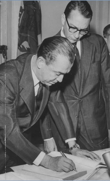 José Sette Câmara Filho e Juscelino Kubitsheck. S.I., 1 de setembro de 1960. Arquivo Público do Estado de São Paulo/Última Hora.