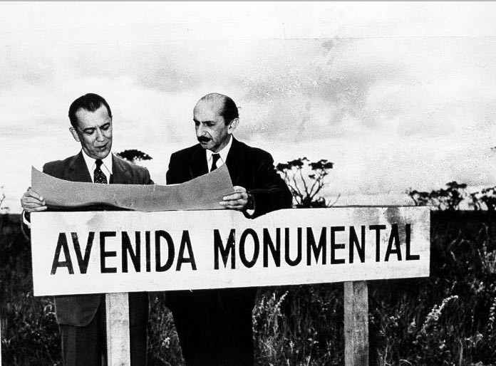 Juscelino Kubitsheck e Lúcio Costa examinam o plano-piloto de Brasília na região em que seria construída a nova capital da República. 3 de maio de 1957. Agência O Globo.