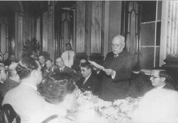 Olegário Maciel discursa durante banquete em homenagem à vitória das tropas legalistas na Revolução Constitucionalista. S.I., entre outubro e dezembro de 1932. FGV/CPDOC, Arq. Cristóvão Barcelos.