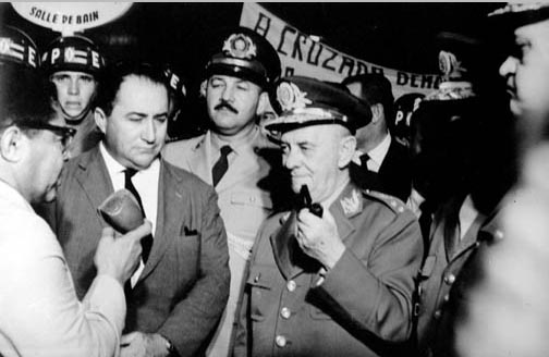 Olímpio Mourão Filho (com cachimbo) durante a Cruzada Democrática da Polícia Militar. S.I., entre março de 1952 e março de 1954. FGV/CPDOC, Arq. Cordeiro de Farias.