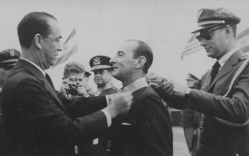 Juscelino Kubitsheck condecora Osvaldo Maia durante festividades da Semana da Asa. Brasília, 24 de outubro de 1960. Arquivo Público do Estado de São Paulo/Última Hora.