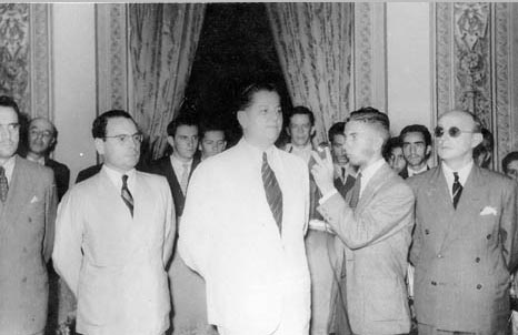 Ovídio de Abreu (2° da esq.), Benedito Valadares (3°) e Cristiano Machado (5°, de óculos) no Palácio da Liberdade, em Belo Horizonte. Entre 1933 e 1945. FGV/CPDOC, Arq. Benedito Valadares.