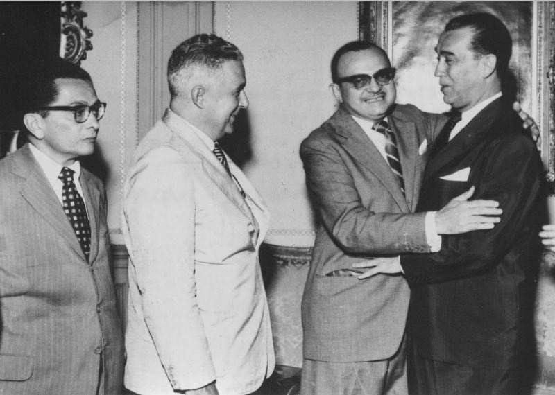 Parsifal Barroso abraça Juscelino Kubitsheck na presença de outros. S.I., 19 de novembro de 1958. Arquivo Público do Estado de São Paulo/Último Hora.