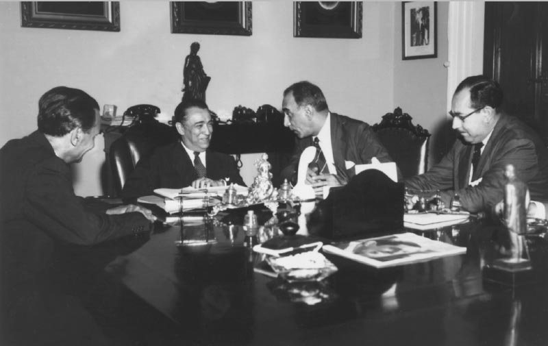 Juscelino Kubitsheck em reunião com políticos da bancada do Partido Republicano. Rio de Janeiro, 14 de março de 1957. Arquivo Nacional.