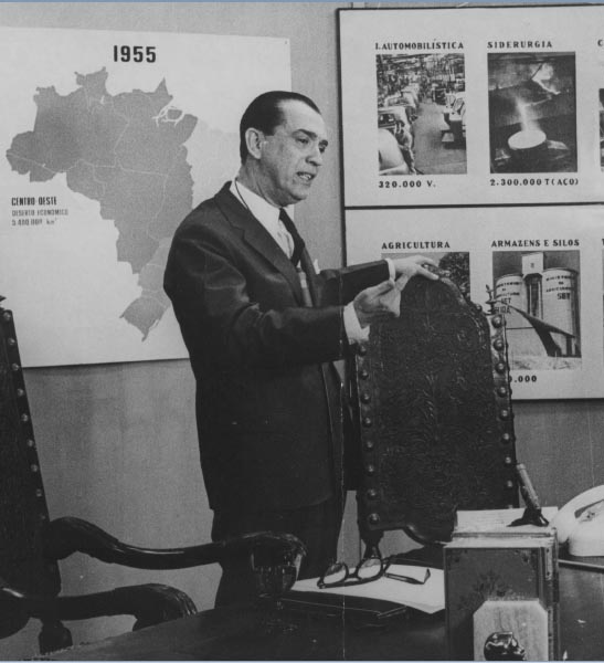 Juscelino Kubitsheck expõe o Plano de Metas. Rio de Janeiro, 1956. Arquivo Público do Estado de São Paulo/Última Hora.