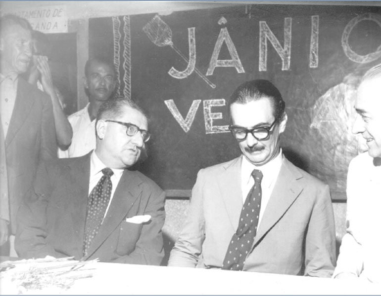 Afonso Arinos (à esq.) e Jânio Quadros, candidato da UDN à presidência da Repúblicas. S.I., 1960. FGV/CPDOC, Arq. Castilho Cabral.