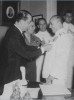 Juscelino Kubitschek condecora Antônio Alves Câmara com a medalha naval. Rio de Janeiro, 29 de julho de 1958. Arquivo Público do Estado de São Paulo/Última Hora.