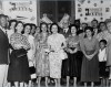 Sarah Kubitschek (ao centro) e Maria Luiza do Amaral Peixoto (à sua esquerda), entre outros, no comitê feminino da Gávea durante a campanha presidencial de Juscelino Kubitsheck. Rio de Janeiro, entre 10 de fevereiro e setembro de 1955. FGV/CPDOC. Arq. Augusto do Amaral Peixoto.