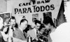 Juscelino Kubitsheck durante a campanha presidencial, com Ernani do Amaral Peixoto (2° esq.), Osmar Moreno (3°) e Paulo Fernandes (5°). Barra do Piraí (RJ), maio de 1955. Arquivo Público do Estado de São Paulo/Última Hora.