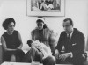 Juscelino Kubitsheck, juntamente com sua esposa Sarah, sua filha Márcia e sua neta no dia do funeral da irmã Naná. S.I., junho de 1966. Arquivo Público do Estado de São Paulo/Última Hora.