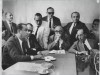 Juscelino Kubitsheck em reunião do PSD. No canto direito, José Maria Alkmin. S.I., 14 de fevereiro de 1964. Arquivo Público do Estado de São Paulo/Última Hora.