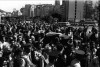 Multidão acompanha o corpo de Juscelino Kubitsheck em cortejo do Aterro do Flamengo ao Aeroporto Santos Dumont. Rio de Janeiro, 23 de agosto de 1976. Agência O Globo. Foto M. Soares.