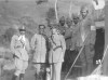 O capitão-médico Juscelino Kubitsheck (ao centro) e outros integrantes das tropas da Foça Pública mineira durante a Revolução Constitucionalista. Passa Quatro(MG), 1932. FGV/CPDOC. Arq. Gustavo Capanema.