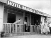 Juscelino Kubitsheck, entre outros, no Hotel Brasília. 8 de dezembro de 1956. Arquivo Nacional.