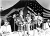 Richard Nixon discursa na presença de Juscelino Kubitsheck, entre outros. Volta Redonda, 1956. Arquivo Nacional.