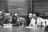 Juscelino Kubitsheck e Celso Furtado (à dir.), entre outros, em reunião na Superintendência do Desenvolvimento do Nordeste. S.I., 28 de outubro de 1963. Revista Manchete.